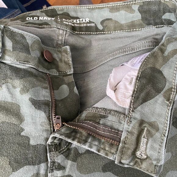 Old Navy Rockstar Mid Rise Raw Edge Camo Womens Jeans Size 0 - Picture 7 of 8